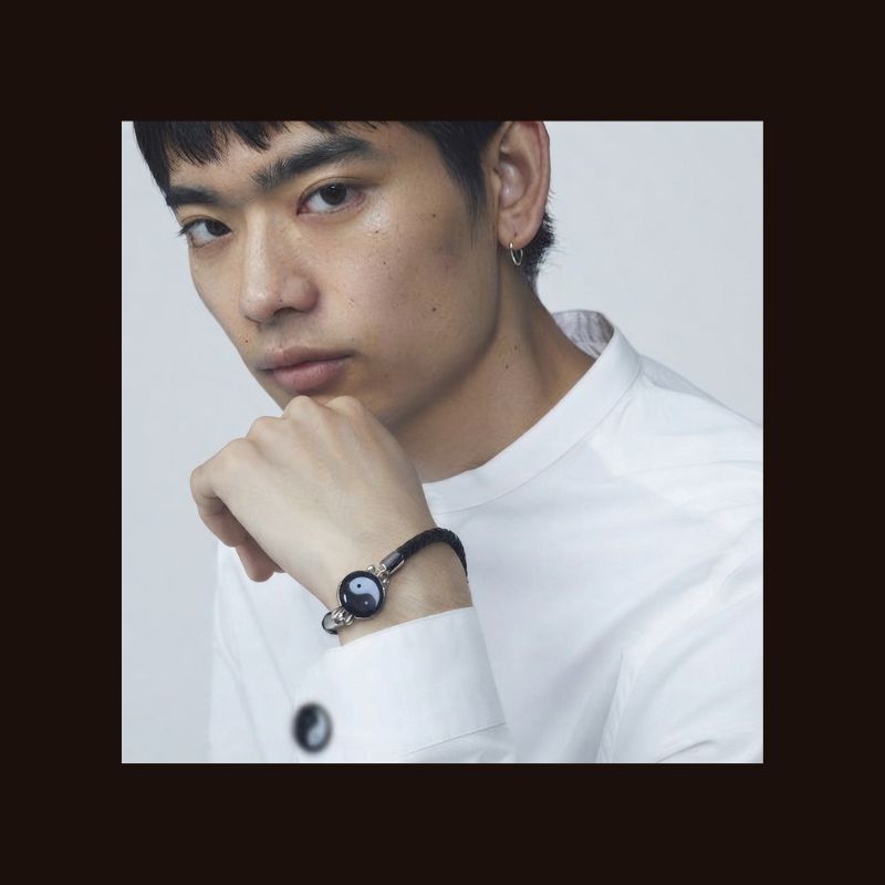 Bracciale con cammeo Yin Yang in agata bianca e nera e pelle intrecciata particolare