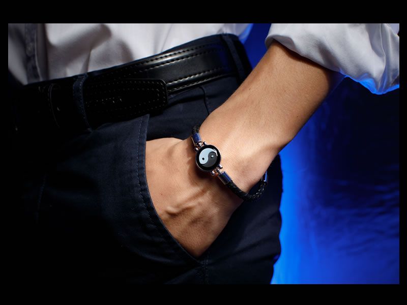 Bracciale con cammeo Yin Yang in agata bianca e nera e pelle intrecciata indossato