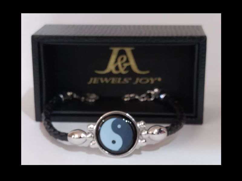 Bracciale con cammeo Yin Yang in agata bianca e nera e pelle intrecciata con packaging
